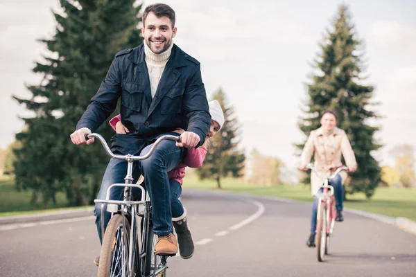 Счастливая семья езда на велосипедах в парке — стоковое фото