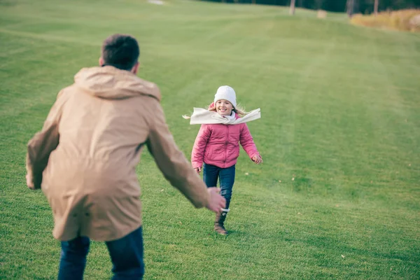 Liebenswertes lächelndes Mädchen läuft zum Vater — Stockfoto