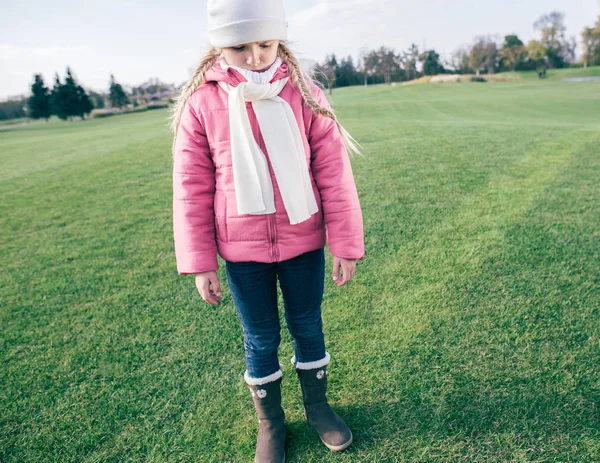 Triste petite fille — Photo de stock