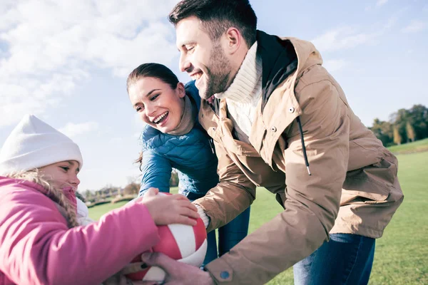 Famille heureuse jouant avec la balle — Photo de stock