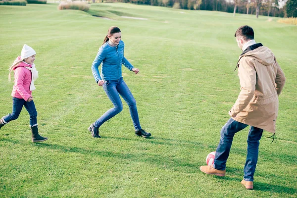 Familia feliz jugando con la pelota - foto de stock