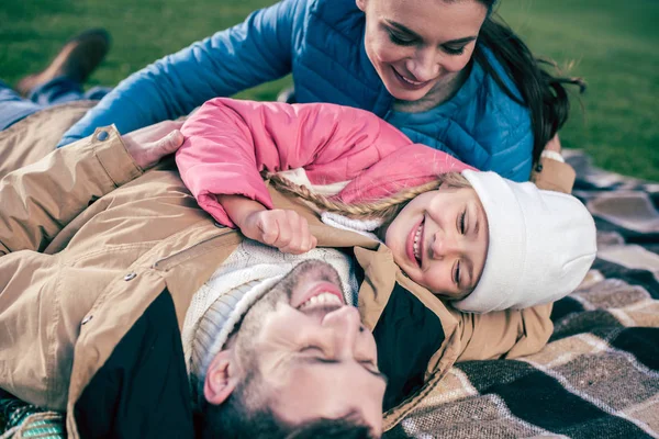 Familia feliz divertirse en el parque - foto de stock