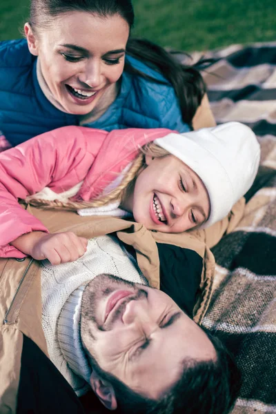 Familia feliz divertirse en el parque - foto de stock