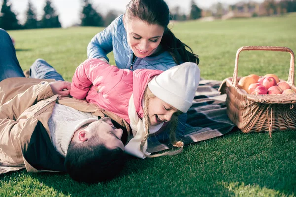 Glückliche Familie hat Spaß im Park — Stockfoto