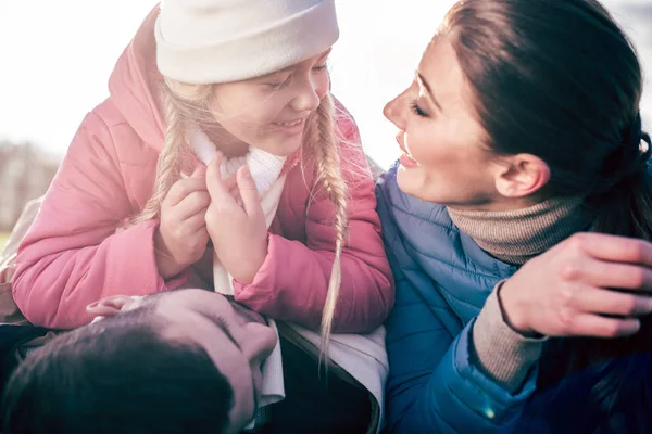 Glückliche Familie hat Spaß im Park — Stockfoto