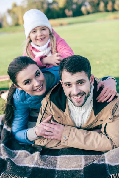 Feliz família abraçando e se divertindo — Fotografia de Stock