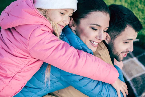 Feliz família abraçando e se divertindo — Fotografia de Stock