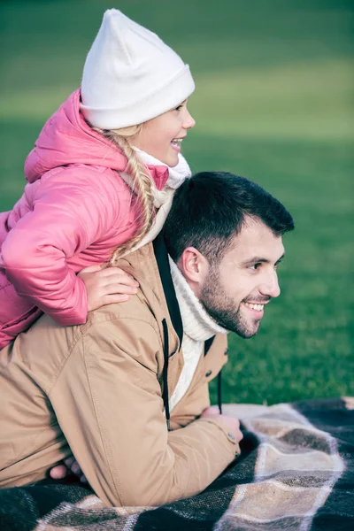 Sonriente niña abrazando padre - foto de stock