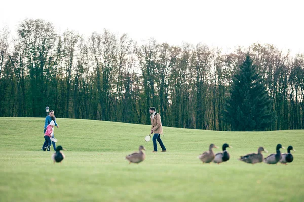 Famiglia felice giocare badminton — Foto stock