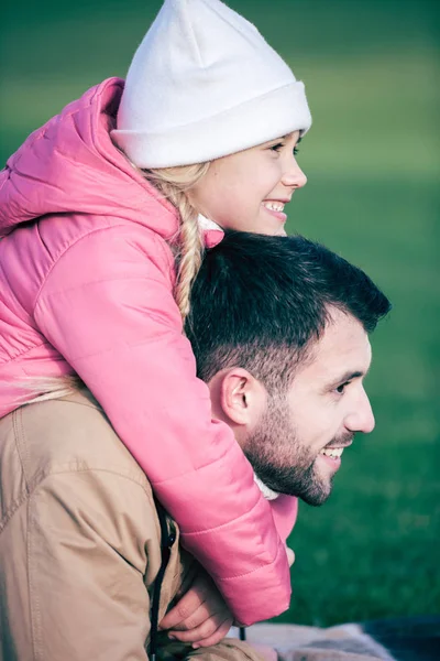 Lächelndes kleines Mädchen umarmt Vater — Stockfoto