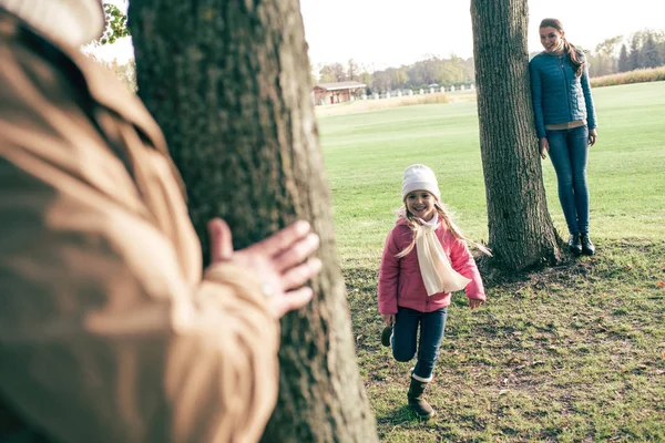 Os pais brincam às escondidas com a filha — Fotografia de Stock