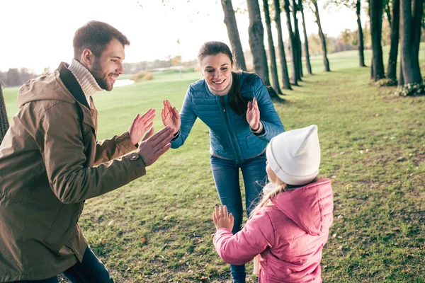 Família feliz jogando no parque — Fotografia de Stock