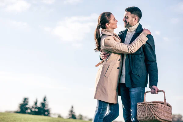 Счастливая пара с корзиной для пикника — стоковое фото