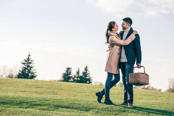 Couple heureux avec panier pique-nique — Photo de stock