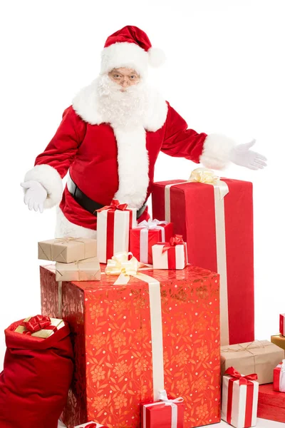 Père Noël avec pile de cadeaux de Noël — Photo de stock