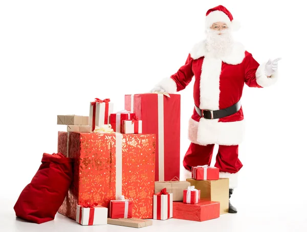 Santa Claus con pila de regalos de Navidad - foto de stock