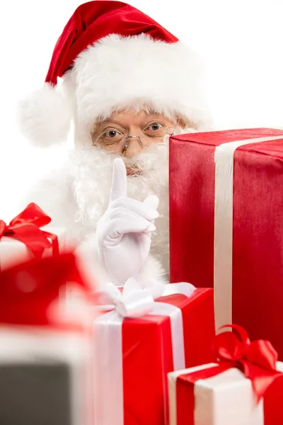 Santa Claus con pila de regalos de Navidad - foto de stock
