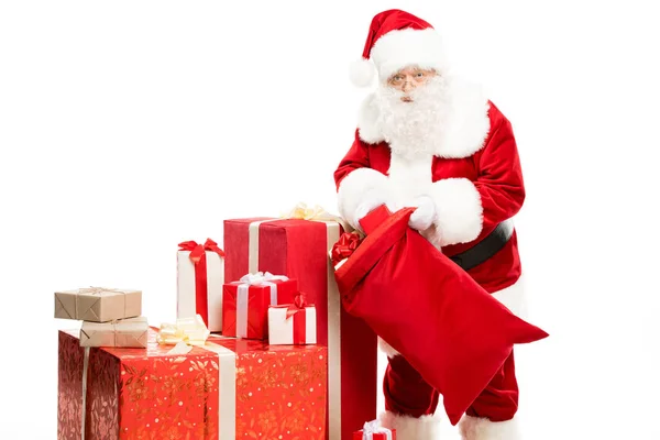 Weihnachtsmann holt Weihnachtsgeschenke aus dem Sack — Stockfoto