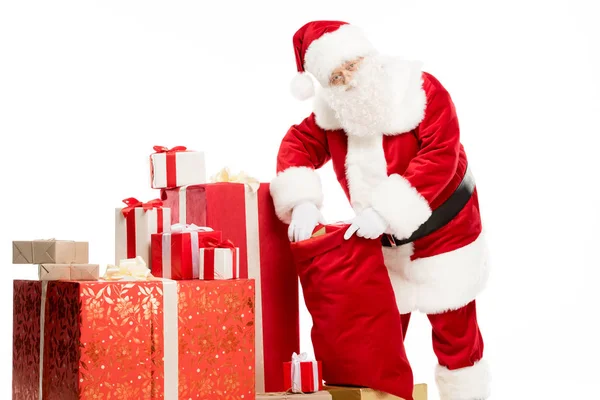 Weihnachtsmann holt Weihnachtsgeschenke aus dem Sack — Stockfoto