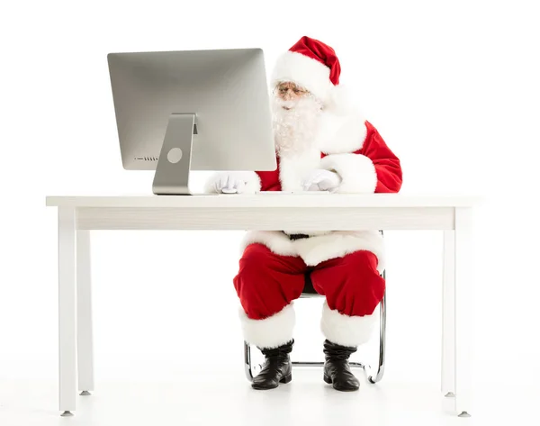 Babbo Natale serio guardando il computer — Foto stock