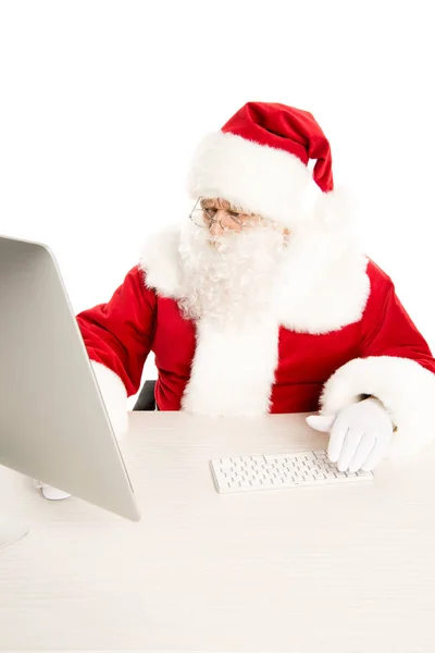 Weihnachtsmann schaut auf Computer — Stockfoto