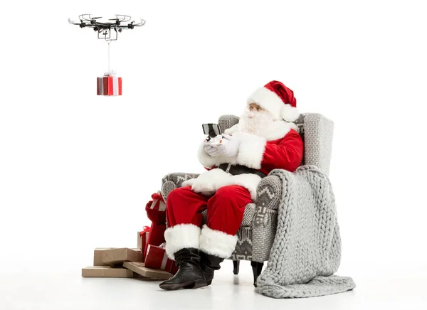 Père Noël à l'aide de drone — Photo de stock