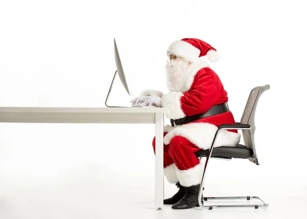 Санта-Клауса, використовуючи комп'ютер — стокове фото