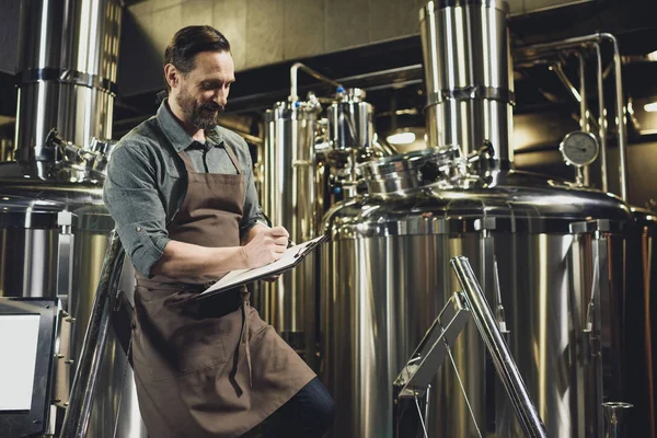 Arbeiter inspizieren Anlagen in Brauerei — Stockfoto