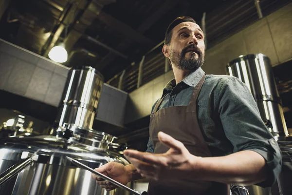 Equipo de inspección de trabajadores en la cervecería - foto de stock