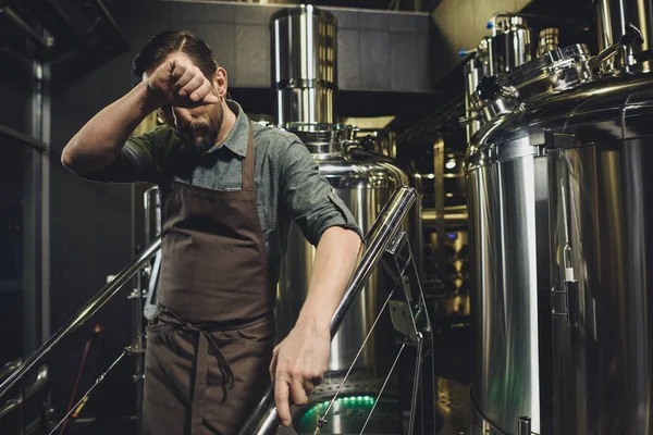 Ouvrier de brasserie dans le tablier — Photo de stock