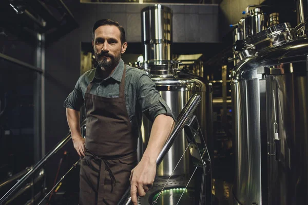 Trabajador cervecero masculino en delantal - foto de stock