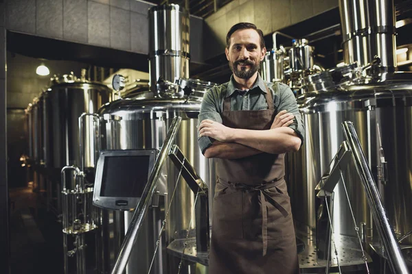 Trabajador cervecero masculino en delantal - foto de stock