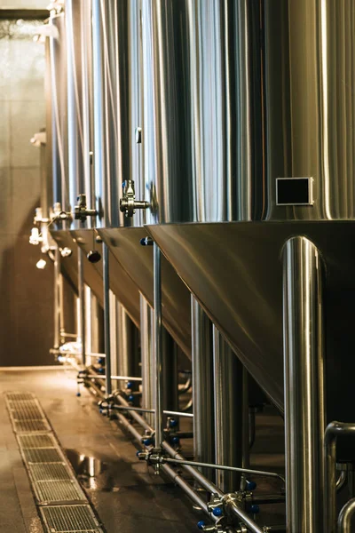Moderne Brauereiausrüstung — Stockfoto