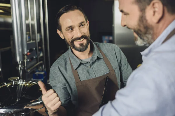 Lavoratori sorridenti della birreria — Foto stock