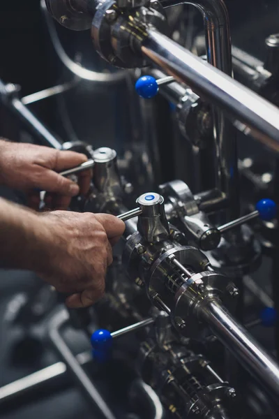 Cervecera que trabaja con equipos industriales - foto de stock