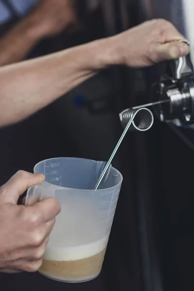 Ouvrier de brasserie versant de la bière — Photo de stock