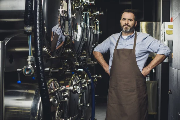 Travailleur souriant de brasserie — Photo de stock