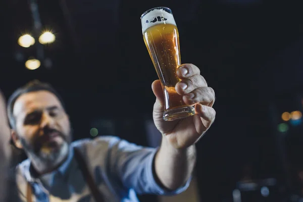 Ouvrier de brasserie avec verre de bière — Photo de stock