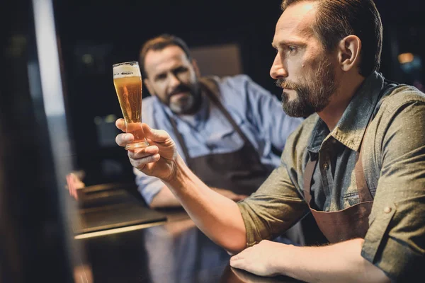 Ouvrier de brasserie avec verre de bière — Photo de stock
