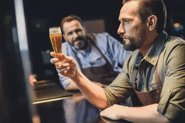 Lavoratore birreria con bicchiere di birra — Foto stock