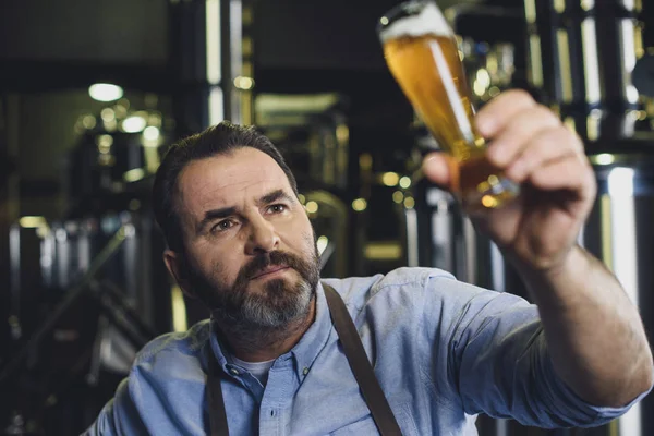 Brauereiangestellte mit Glas Bier — Stockfoto