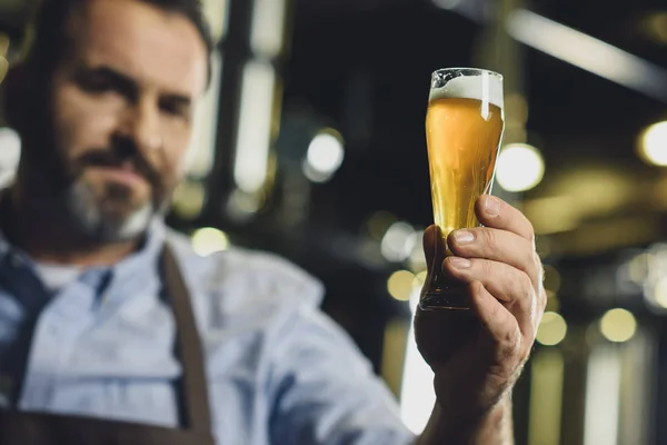 Lavoratore birreria con bicchiere di birra — Foto stock