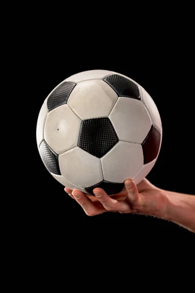 Pelota de fútbol en la mano - foto de stock