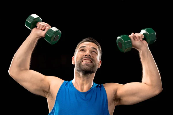 Hombre deportivo con mancuernas - foto de stock