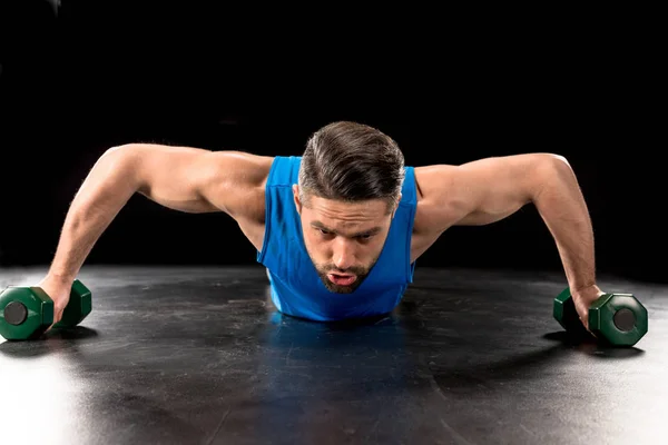 Hombre haciendo flexiones - foto de stock