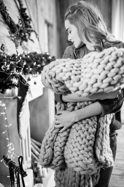 Молодая женщина держит вязаную ткань — стоковое фото