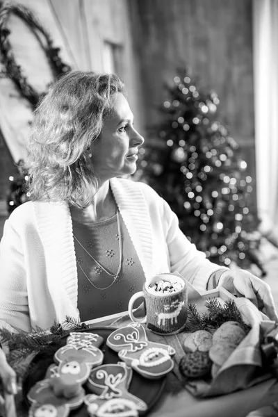 Женщина держит поднос с рождественским печеньем — стоковое фото