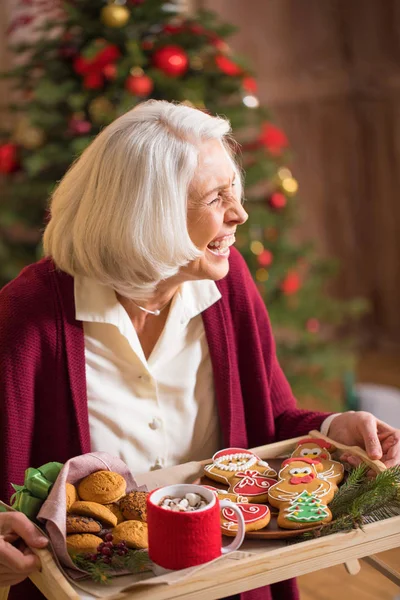 Mulher segurando bandeja com biscoitos de Natal — Fotografia de Stock