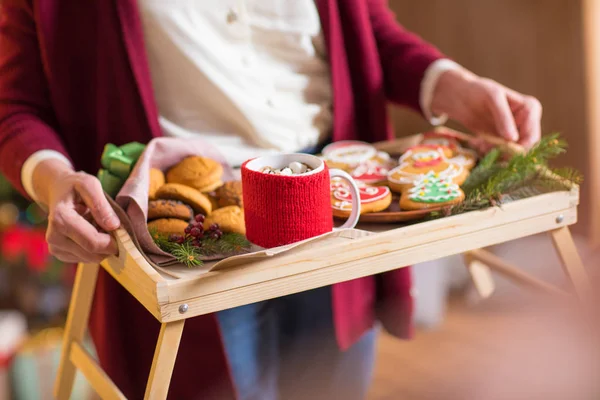 Woman holding tray with christmas cookies — Stock Photo