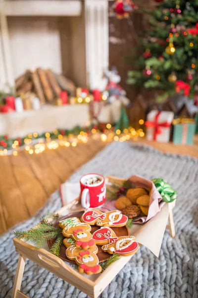 Galletas de Navidad y chocolate caliente - foto de stock